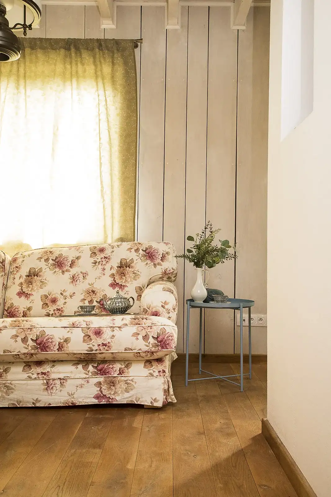 Sofa w salonie przy nasłonecznionym oknie